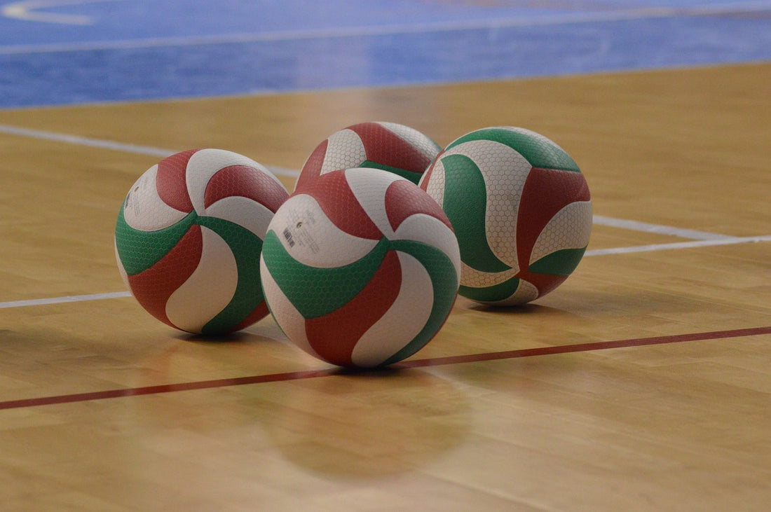 4 balones Molten de voleibol sobre una cancha