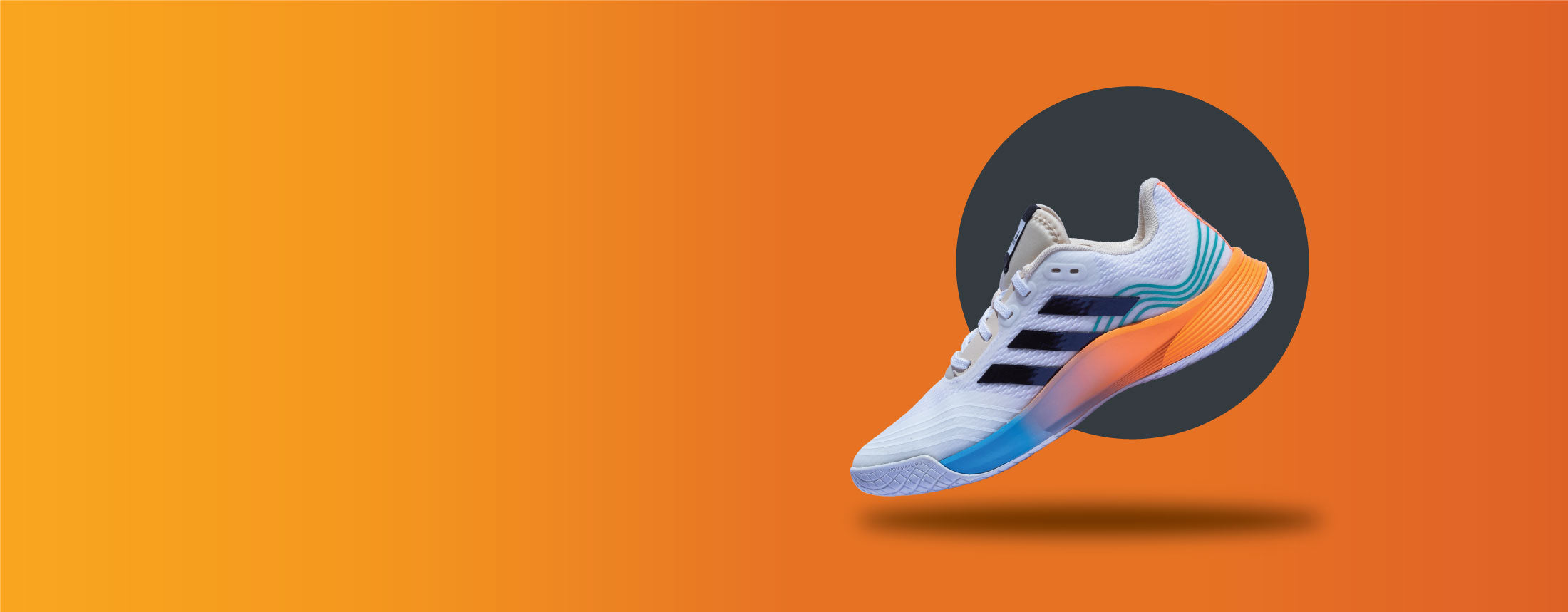 Imagen tipo banner de color naranja con un zapato Adidas de lado 